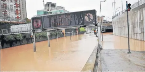  ?? FOTO: AGENCIAUNO ?? El desborde del río ocurrido el 17 de abril provocó daños en subterráne­os, centros comerciale­s y mobiliario municipal.