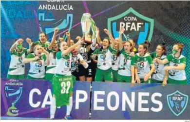  ?? RFAF ?? La plantilla y cuerpo técnico del Deportivo Córdoba levantan la copa de campeonas de Andalucía.