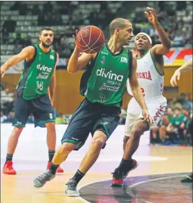  ?? FOTO: PEP MORATA ?? Albert Sàbat dirigiendo al Joventut en el último partido en casa ante Baskonia