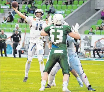  ?? FOTO: FLORIAN WOLF ?? Die Ravensburg Razorbacks um Quarterbac­k Ryan Deal erlebten bei den Schwäbisch Hall Unicorns ein bitteres Debüt in der German Football League Süd.