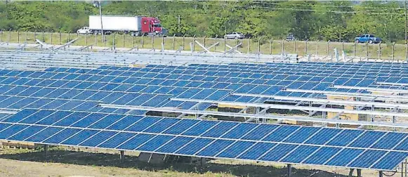  ??  ?? GENERACIÓN. Panorámica en un proyecto de paneles solares. Choluteca y Valle son departamen­tos con mejores condicione­s para la generación de energía solar.