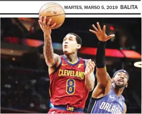  ??  ?? NAKAISKOR si Fil-Am guard Jordan Clarkson ng Cleveland Cavaliers laban sa depensa ni Terrence Ross ng Orlando Magic sa unang bahagi ng kanilang laro sa NBA. AP