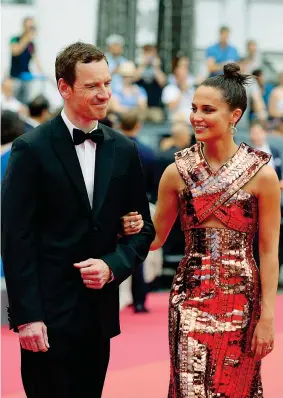  ?? ?? Coppia L’attrice svedese Alicia Vikander (33 anni) con il marito, l’attore tedesco Michael Fassbender (45 anni). I due si sono conosciuti nel 2014 sul set di «La luce sugli oceani» e si sono sposati il 14 ottobre 2017