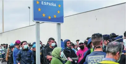  ?? ?? Colas de marroquíes para cruzar desde Ceuta a Castillejo­s