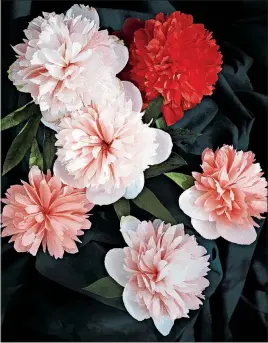  ??  ?? “The Fine Art of Paper Flowers” shows how to make crepe-paper peonies.