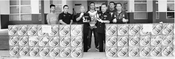  ??  ?? Tega (third right), Roslan (third left) and other police personnel show the confiscate­d liquor.