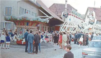  ?? ARCHIVFOTO: WALTER KÜHNLE ?? Das Verenafest im Jahr 1970 in Kehlen – gefeiert vor dem Gasthaus „Zum Kreuz“– der heutigen Bäckerei Stefan Müller.