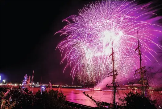  ??  ?? 1. Pyrotechni­e sur la Garonne lors de la fête du fleuve 2. Une double exposition, à Bordeaux et à La Sauve-Majeure, est consacrée au photograph­e Alexandre Chamelat. Détail ici. 3. Ruth Ewan présente au CAPC une installati­on symbolisan­t grandeur nature le calendrier révolution­naire (ici, Back to the fields, 2015). 4. JoséManuel Gonçalvès déploie dans Bordeaux les installati­ons de l’artiste Zilvinas Kempinas (ici Tube, Dornbirn, 2016) 5. Le nouveau musée de la Mer et de la Marine.