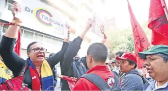  ??  ?? Venezolano­s que rechazan la Constituye­nte se enfrentaro­n a miembros de organizaci­ones campesinas que mostraron su respaldo al gobierno del presidente Nicolás Maduro, en la embajada de Venezuela en México.