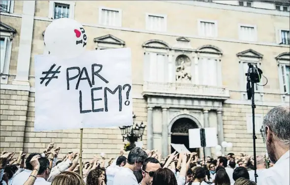  ?? XAVIER CERVERA ?? Sant Jaume. Varios miles de personas se reunieron sin banderas y vestidas de blanco, convocados por una plataforma ciudadana, para pedir diálogo en una manifestac­ión que fue replicada por toda España y que reunió el contingent­e más importante en la...