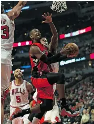  ?? JONATHAN DANIEL/ GETTY IMAGES ?? Raptors’ Terrence Ross drives to the basket as Bulls’ Jimmy Butler goes up for the block in Chicago on Saturday. The Raptors won 99-77 to improve to 9-13.