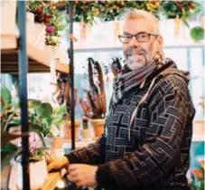  ??  ?? KÖP OCH BÄR. Helenas blommor kör konceptet ”cash and carry” då Tony Holm, som har jobbat på i butiken i tio år, menar att färdiga grejer säljer bäst. Ändå har det gått sämre sedan torghandla­ren öppnade.