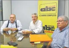  ??  ?? Ramón Zarza, Juan Carlos Prono y Bernardino Arriola, miembros de la comisión directiva.