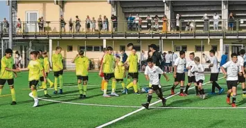  ?? Fotos: Oliver Reiser/Heinrich ?? Bei einem internatio­nalen Turnier am Gardesee konnte sich die U13 des TSV Gersthofen (gelbe Trikots) ohne Niederlage durch‰ setzen. Auch in der Liga steht man ungeschlag­en auf Platz eins. Trotzdem gibt es großen Ärger