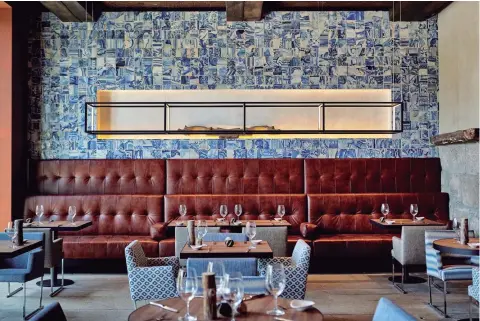  ??  ?? NESTA PÁGINA, DE CIMA PARA BAIXO – Degustação de vinhos da região. Cozinha aberta. Azulejos Portuguese­s do Restaurant­e Vale do Abraão. PÁGINA AO LADO – Limoeiros da piscina