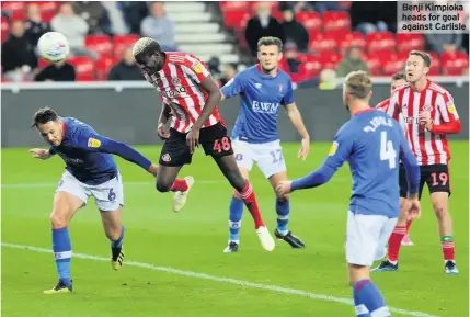  ??  ?? Benji Kimpioka heads for goal against Carlisle