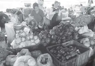  ?? SSB photo ?? AMPLE. Despite the recent typhoon, supply of temperate vegetables remain stable at the La Trinidad Trading Post amid the fluctuatin­g prices which goes up or down depending on the demand.