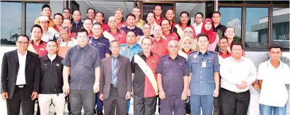  ??  ?? JUHARI merakam gambar bersama pegawai-pegawai kerajaan, swasta daerah Kinabatang­an/Sandakan selepas mesyuarat Pesta Damas 2017.