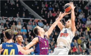  ?? EUROLIGA ?? Gordic, del Buducnost, intenta lanzar a canasta mientras el barcelonis­ta Pangos le puntea.