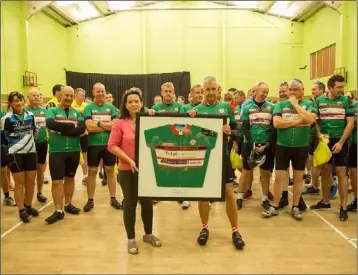  ??  ?? Garda Declan Whelan makes a presentati­on to Nicola Golden at the start of the cycle.