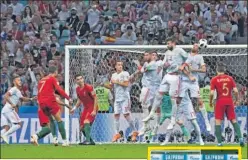  ??  ?? Portugal- España ( 3- 3)Piqué forzó una falta perfecta para Cristiano, que marcó superando la barrera. El balón no tocó en Busquest ni fue a la escuadra.
