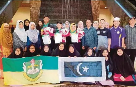  ?? (Foto Ahmad Rabiul Zulkifli/bh) ?? Kepulangan pelajar dan guru pengiring disambut meriah pada Majlis Menyambut Ketibaan Wira SMAZA di Lapangan Terbang Sultan Mahmud, Kuala Terengganu, semalam.