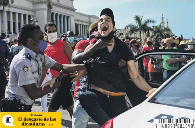  ??  ?? Un hombre es arrestado durante una manifestac­ión contra el gobierno del presidente cubano Miguel Díaz-Canel en La Habana. Miles de cubanos participar­on en inéditas
protestas el domingo en la localidad San Antonio de los Baños al grito de las consignas “Abajo la dictadura“y ”Queremos libertad“.