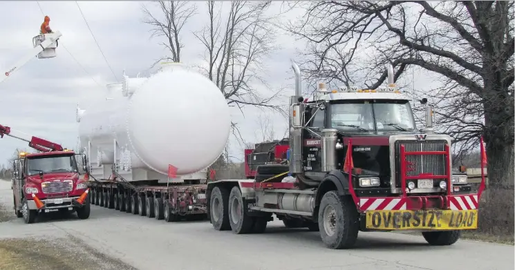  ?? PAUL MORDEN/FILES ?? The lack of an oversized-load corridor connecting manufactur­ing hubs in Ontario with resource projects in Western Canada is a concern among analysts and heavy haulers. Shipping equipment from Sarnia to Fort McMurray, Alta., can take 70 days, while such...