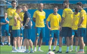  ?? FOTO: PERE PUNTÍ ?? Diego, junto a sus compañeros en el entrenamie­nto de ayer. No se pone techo