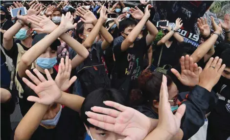  ?? — AFP ?? Pro-democracy protesters learn hand gestures and signs to communicat­e with one another in Bangkok on Sunday, as they continue for the fourth consecutiv­e day to defy an emergency decree banning gatherings.