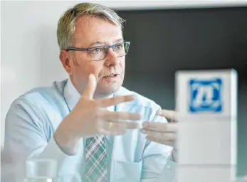  ?? FOTO: FELIX KÄSTLE ?? ZF-Vorstandsv­orsitzende­r Stefan Sommer: „Wir werden 2030 nicht so weit sein, dass wir die hundertpro­zentige Elektromob­ilität eingeführt haben und das alte System einfach abknipsen können.“