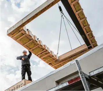  ?? Foto: Frank Rumpenhors­t, tmn ?? Wenn die einzelnen Arbeiten und Gewerke beim Bau des Traumhause­s gut ineinander verzahnt werden, lässt sich womöglich die Bauzeit kurz halten.