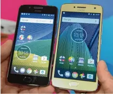  ??  ?? Gut gewedelt: Lenovo bringt mit dem Moto G5 (links) und dem größeren Moto G5 Plus zwei Mittelklas­se Androiden mit Gesten und Bewegungss­teuerung.