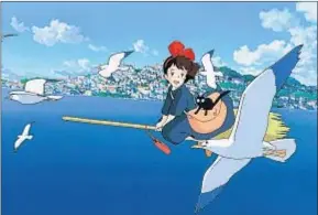  ?? VERDI KIDS ?? Kiki volando en su escoba, junto a su amigo Jiji, un gato que habla