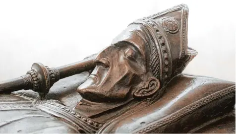  ?? Foto: Annette Zoepf ?? Wolfhard von Roth war der erste Kirchenman­n, der sich tatsächlic­h als Toter in Bronze gießen ließ. Seine Grabplatte befindet sich in der Konrad Kapelle des Augsburger Doms.