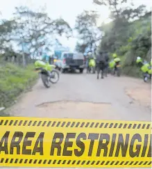  ?? JUAN PABLO RUEDA ?? Autoridade­s cerraron vía aleñada a donde estaban los cuerpos.