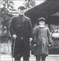  ??  ?? A file picture of Pan Gongkai with his master painter father Pan Tianshou.