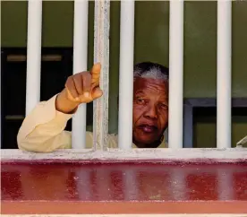  ?? REUTERS ?? In quella cella Nelson Mandela ritratto nel ’94 nella prigione di Robben Island, in cui ha trascorso la maggior parte dei sui 27 anni di carcere(fu liberato l’11 febbraio 1990)