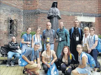  ??  ?? Les jeunes du diocèse autour de Sainte Faustine lors des JMJ à Cracovie