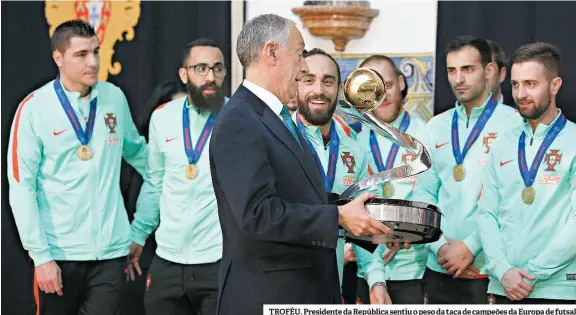 ??  ?? TROFÉU. Presidente da República sentiu o peso da taça de campeões da Europa de futsal