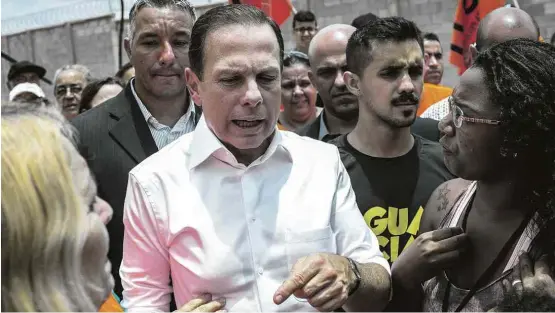  ?? Eduardo Anizelli/Folhapress ?? O prefeito João Doria (PSDB) após entrega de unidades habitacion­ais em Heliópolis; desaprovaç­ão do tucano se igualou à de Haddad após 1 ano de gestão