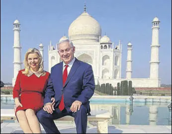  ?? AFP ?? Israeli Prime Minister Benjamin Netanyahu and his wife Sara pose for a photograph at the Taj Mahal in Agra on Tuesday.