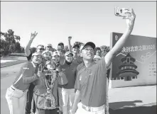  ?? PROVIDED TO CHINA DAILY ?? Feng Shanshan’s team poses for a celebrator­y selfie after winning the Sina Cup in Beijing on Saturday.