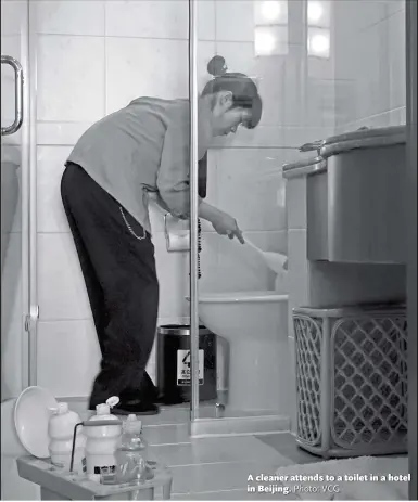  ?? Photo: VCG ?? A cleaner attends to a toilet in a hotel in Beijing.