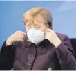  ?? FOTO: IMAGO ?? Bundeskanz­lerin Angela Merkel: Müde Augen und Gähnen verbirgt auch eine FFP2-Maske nicht.