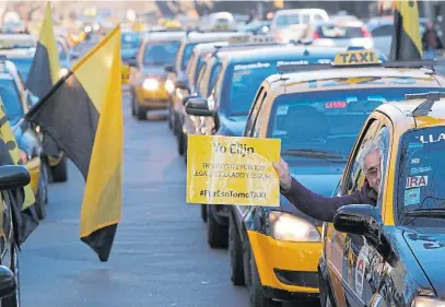  ?? DELFO RODRÍGUEZ ?? Protesta. Taxistas y remiseros rechazaron la medida. Denunciaro­n “competenci­a desleal”.