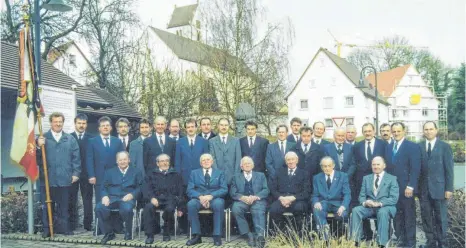  ?? FOTO: PRIVAT ?? Die Soldatenka­meradschaf­t Betzenweil­er im Jahr 2000. In der vorderen Reihe sitzen ehemalige Kriegsteil­nehmer.