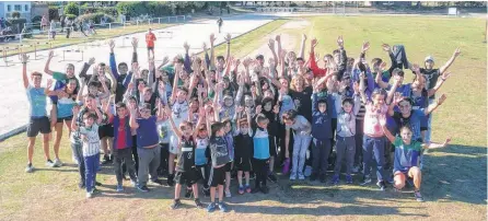  ?? ?? ARRIBA, los profesores y, abajo, el semillero de la Escuela Municipal de Atletismo, un trabajo hecho con amor y sacrificio.