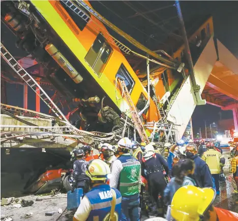  ??  ?? Una tragedia se vivió en la Línea 12 del Metro en Iztapalapa, al desplomars­e una trabe entre las estaciones Olivos y Tezonco.