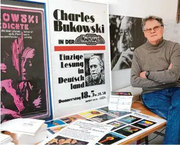  ?? Foto: Wolfgang Diekamp ?? Benno Käsmayr mit Plakaten aus der Geschichte seines Augsburger Maro Verlags.